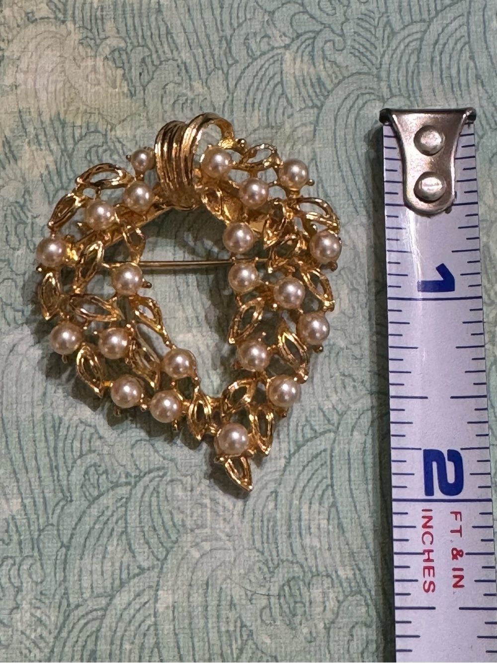 VINTAGE GOLD TONE AND FAUX PEARLS BROOCH - Picture 2 of 9